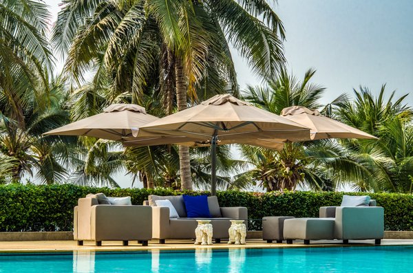 Quelles sont les caractéristiques essentielles à prendre en compte lors de l'achat d'un parasol déporté ?