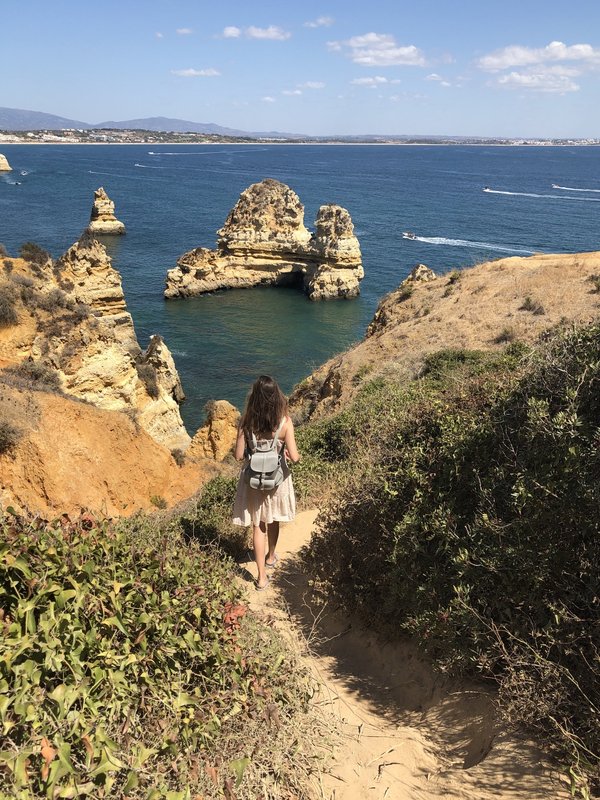 Exploration des sentiers de randonnée depuis le camping en bord de mer
