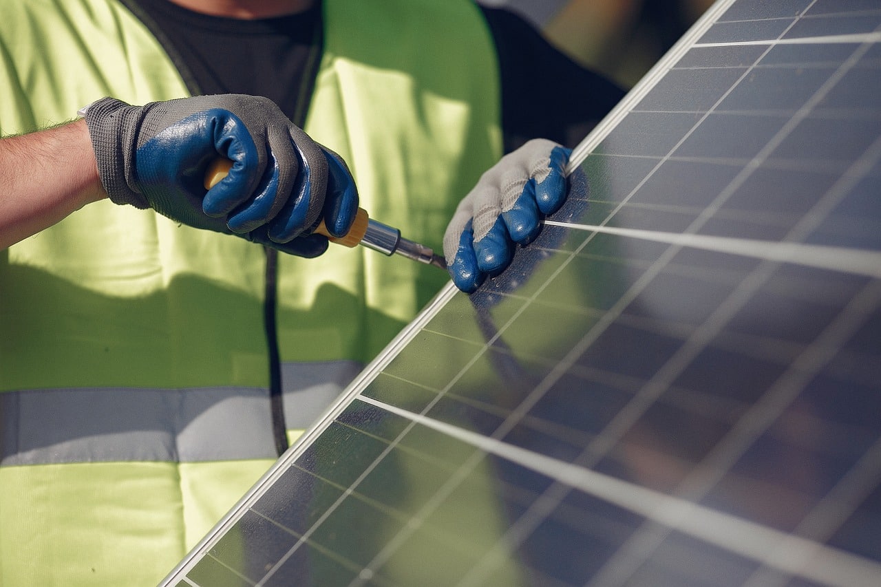 Les avantages des panneaux solaires plug and play : une révolution énergétique à portée de main